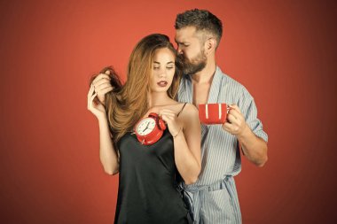 Aile sabah. aşık çift sabah kahve veya çay içmek.