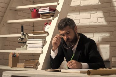 Okul öğretmeni. Okul eğitim ve hazırlık kavram. Öğretmen ve okul malzemeleri