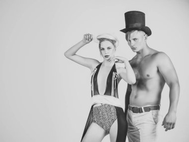 sirk performans. Gri arka plan üzerinde poz aşık çift