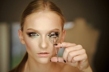 gözkapağı düzeltme. Kadın curl kirpiklere güzellik aracıyla, bak. Kadın kirpik kıvırıcı göz makyajı için kullanın. Kıvırcık uzun kirpiklerini, güzellik modeli. Glamour girl, Sima sahası için moda makyaj