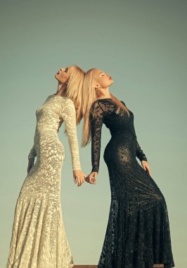 siyah ve beyaz elbise. Moda ve güzellik