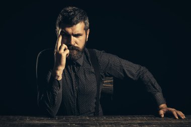 Erkek vahiy. Yöneticisi üzerinde ciddi bir yüz sakallı