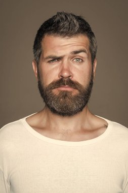 Erkek duygular. Adam ya da gri arka plan üzerinde sakallı adam