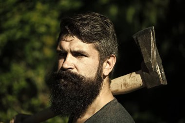 adam bir balta ile. Balta açık olan adam