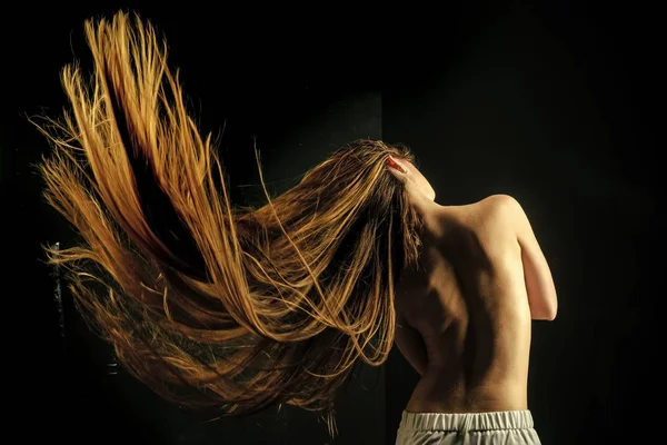 Hajápolás. Nő elegáns, hosszú haj, és a meztelen vissza. — Stock Fotó