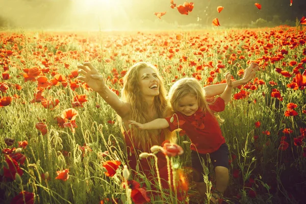Glückliche Familie. Kind, kleiner Junge bei Mutter oder Schwester im Mohnfeld — Stockfoto