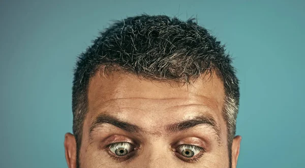 Olhos surpreendidos. olhos de homem com rosto surpreso no fundo azul — Fotografia de Stock