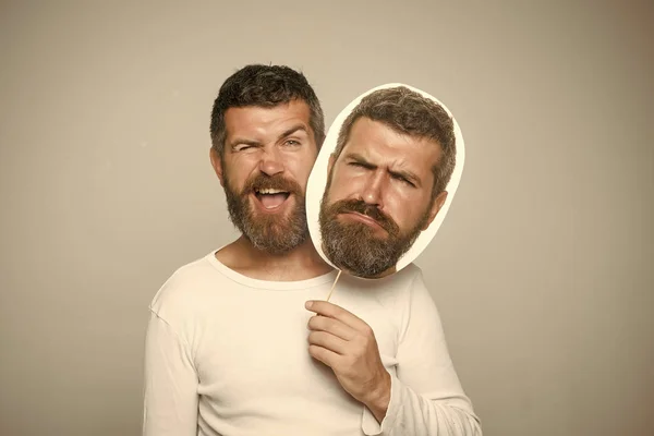 男性情绪。灰色背景的人或胡子男子. — 图库照片