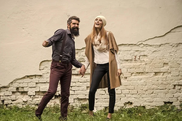 Pareja enamorada. Pareja feliz cerca de la pared —  Fotos de Stock