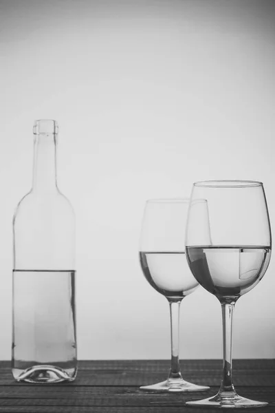 Vinho branco. Garrafa e copos com vinho branco — Fotografia de Stock