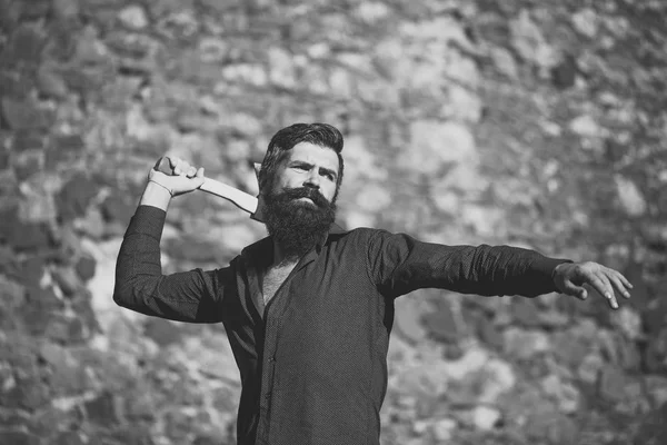 Un hombre con un hacha. Pared pedregosa y hombre con hacha —  Fotos de Stock