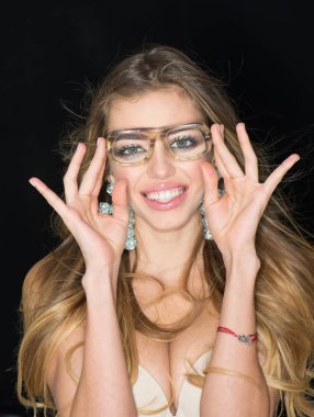 Bak, funky bakışla bardaklarda mutlu kadın. Bak, kadın gülümseme ve göz objektifinden