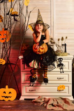 Cadı şapka ve kostüm tutar jack o fener evlat.