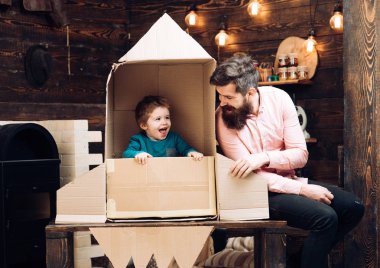 Fikir geliştirme eğitim ve çocuk. Seyahat ve macera. Ailesi ve çocukluk. Dünya gün kavramı. Baba ve kağıt roket küçük çocuk. Baba gün. Kozmonot kariyer hakkında rüya