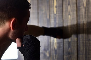 güç. güç adam yumruk ahşap duvar. adamın çok fazla güç var. boxer erkek dövüş güç ve güç ile. güç ve motivasyon.