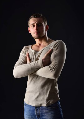 adam. yakışıklı adam şık giysiler içinde. adam moda ve güzellik bak. siyah arka plan üzerine izole trendy man modeli. yakışıklı çekici