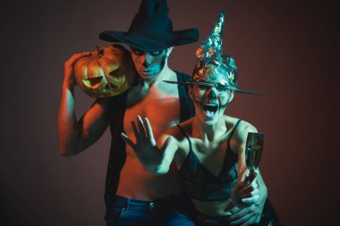 Halloween çift kahverengi zemin makyaj ile.