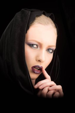 Makyaj göz ve cilt bakımı kız şehvetli. makyaj ve kozmetik siyah başlıklı şehvetli kadın için.