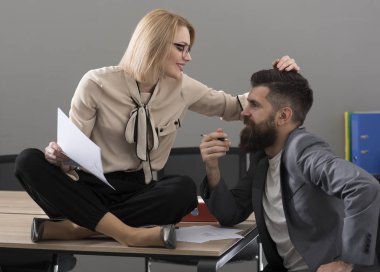 Office belgesinde konusunda konuşurken iki arkadaşları