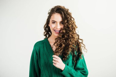 Yeşil kazaklı kadın moda. Moda bakmak ve güzellik kavramı. beyaz duvar kuaförde, kıvırcık saçlı kız. Şık makyaj ve saç Paris'te Retro kızla. Kış elbiseleri Parisli kız