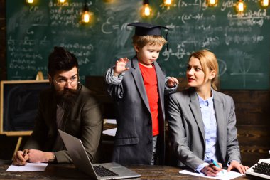 İş Atölyesi ve sunum hoparlördür. Eğitim ve okuma-yazma kavramı - lise öğretmeni sınıfta ders vermek. Endişe öğrenci matematik ile ilgili bir sorun var.