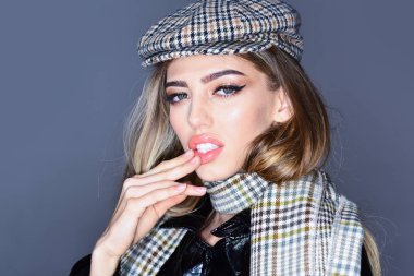 Zarif kadın trendy atkı ve şapka. Sarı saçlı