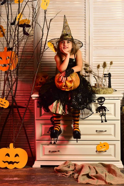 Cadı şapka ve kostüm tutar jack o fener evlat.