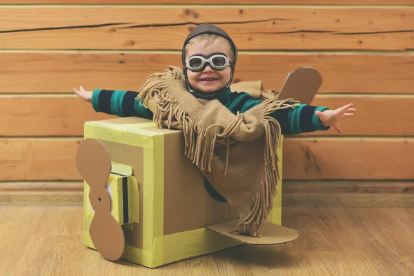 Avión de cartón con piloto de la infancia o del niño pequeño . —  Fotos de Stock