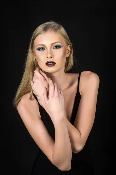 Sexy vrouw met blonde haren geïsoleerd op zwart. vrouw met lange haren en lichte make-up in elegante jurk. — Stockfoto