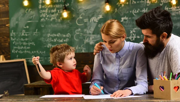 E-Learning koncept med student håller hans moderna bärbar dator, handledare måste vara entusiastisk och måste att gilla sitt ämne, lärare ritning på klassrum i skolan, — Stockfoto