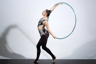 hoola hoop Studio ile çalışan kadın.