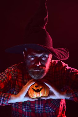 Cadılar Bayramı Balkabağı karanlıkta tutan cadı şapka erkekte