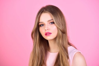 mükemmel uzun saç modeliyle. Yüzünde makyaj moda portre için model.