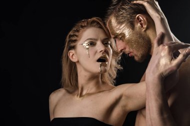 Erkek ve kadın ilişkileri. siyah arka plan üzerinde kopya alanı izole vücut üzerinde altın boya makyaj ile erkek ve kadın kucaklama.