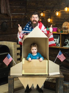 ABD bayrağı kağıt roket, güzel modern Amerikan aile portresi.