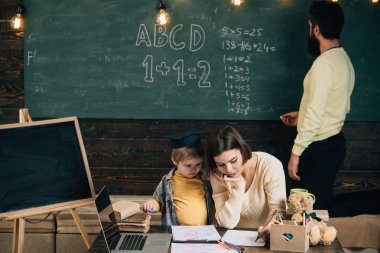 Sınıfta okul çocuğu. Okul çocuğu çizim öğrenin. Küçük öğrenci öğretmen ve öğretmen ders yok. Öğrenci sanat becerileri geliştirmek. Biz öğrenmek el içinde el