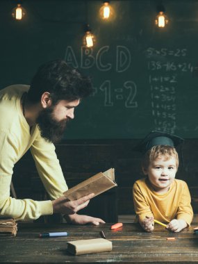 Okuma kavramı. Erkek Öğretmen Okulu çocuk kitap okumak. İngilizce okuma ve dilbilgisi. Okuma hayal beslemeleri