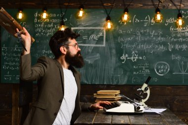 Sakallı adam atmak evrak çantası. Sakallı typewrite araştırma ödevi. Takım çalışma masasında iş adamı. Mikroskop ve Kitaplar ile bardaklarda bir bilim adamı. Gelecekteki kavramı. yenilik ve Milli