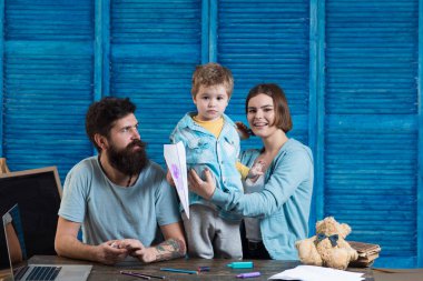 Bebek Çocuk ile aile oynamak. Annem ve babam onu anaokulu ve okul için hazırlamak için yürümeye başlayan çocuk becerilerini geliştirmek hakkında iyi bak. Çocuk oyun formunda becerilerini geliştirmek. Geliştirme Oyunlar çocuk ile oynamak