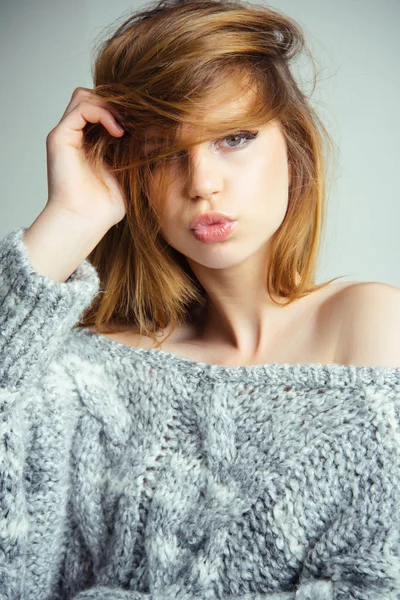 Retrato de moda mujer modelo soplado labios envía aire dulce beso sobre fondo gris —  Fotos de Stock