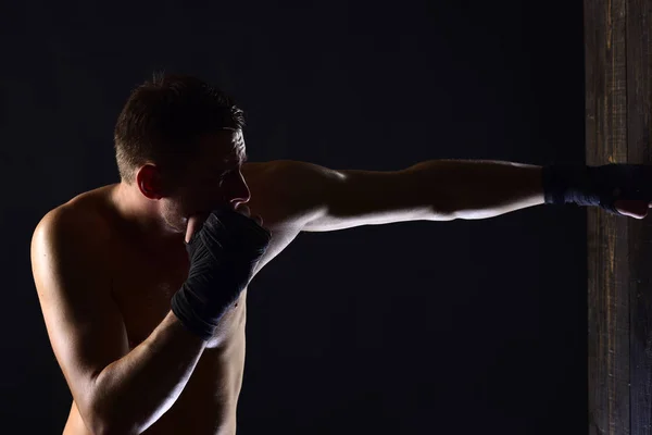 Punch. homme combattre et faire frapper avec un coup de poing. punch pour le succès. homme avec sangle sur le punch pour la boxe. entraînement pour le grand jour . — Photo