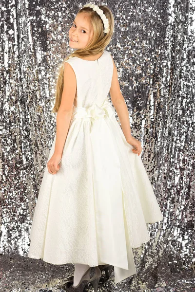 Bambina in abito bianco è in posa in un bellissimo studio — Foto Stock