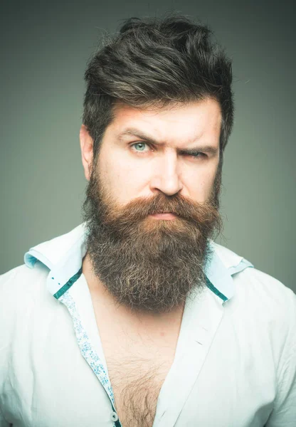 Homme barbu brutal hipster visage strict de près. Cultiver une barbe épique signifie aussi cultiver une moustache. Couper et garder naturellement sculpté avec de la cire de tenue moyenne. Produit de soins de la barbe et de la moustache. Macho barbu — Photo