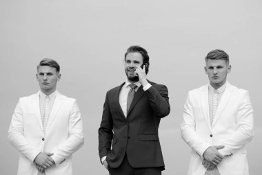 Mens showdown. mavi gökyüzü arka plan, iş adamları telefonda konuşan patron