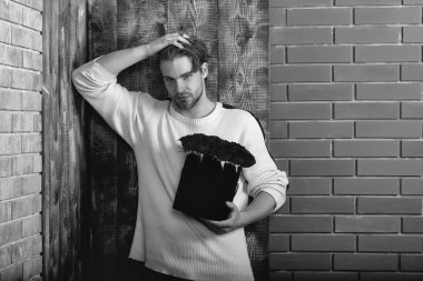 çiçekler olan adam. sakallı adam kutusunda mevcut olarak kırmızı gül çiçekler tutar