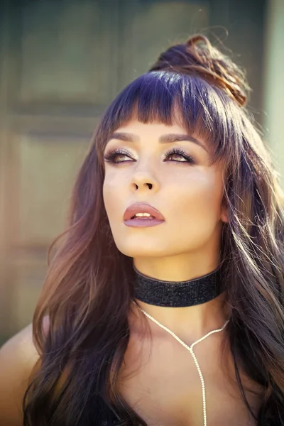 Kadın portre. Moda model güneşli günde poz