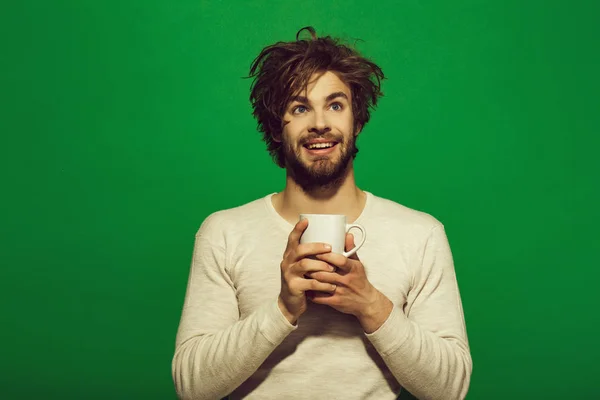 Un sognatore. uomo felice con tazza di tè o caffè — Foto Stock