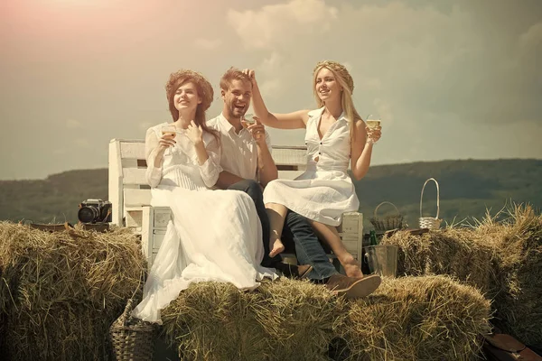 Arkadaşlar doğa üzerinde bekletin. Mutlu arkadaş doğal peyzaj piknik keyfi