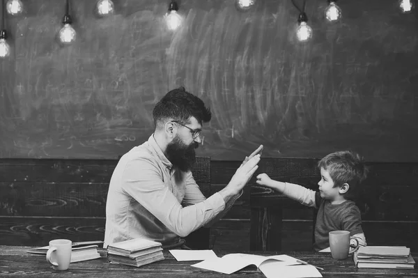 Ojca i syna. Przystojny nauczyciel i słodkie dziecko grając w klasie. Uczniak realizacji zadania. Mały mistrz zwrot grzecznościowy — Zdjęcie stockowe