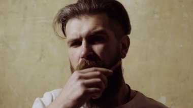 Yakışıklı, gülümseyen genç adam modern saç stili yapıyor.